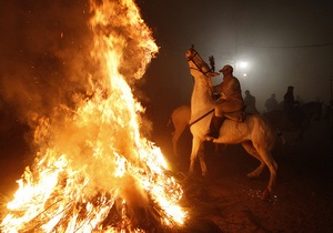 Фотогалерея: Огненные кони Пиреней. В Испании отпраздновали Ночь святого Антония