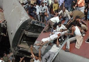 Число жертв железнодорожной катастрофы в Индии возросло до 35