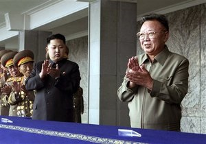 Ким Чен Ир вместе с сыном принял парад по случаю годовщины основания КНДР