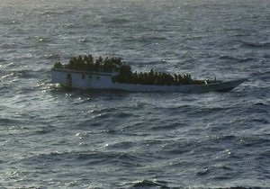 Судно с беженцами затонуло у берегов Индонезии