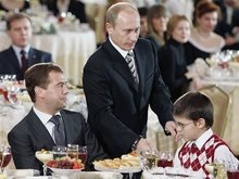 Медведев рассказал о детских мечтах и вкусных конфетах из Кремля