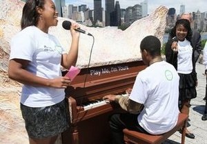 На улицах Нью-Йорка появились десятки пианино