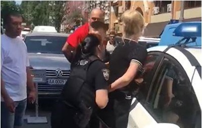В Киеве полицейские избили женщину за съемку видео