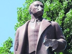 В Полтавской области памятник Ленину повалили на землю