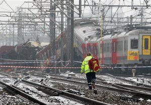 СМИ: Спасатели прибыли к месту столкновения поездов в Бельгии лишь через 45 минут после аварии