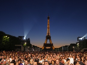 Более половины французов не поедут в отпуск летом - опрос