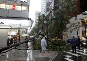 В Японии растет число жертв тайфуна Роке