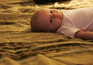 Сон в одной постели с родителями повышает риск смерти младенцев