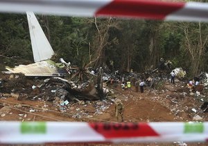 СМИ: Виновником падения самолета в Индии в мае стал пилот, проспавший большую часть полета
