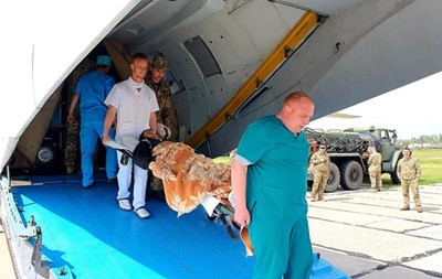 У Львів авіацією доставили 12 поранених військових