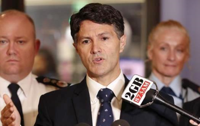 В Австралии министр сломал руку во время армрестлинга с генпрокурором