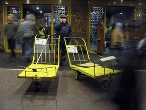 СМИ: На вокзале в Киеве пассажиры симулируют болезнь, чтобы сдать билеты без очереди