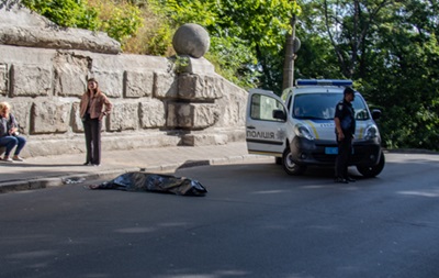 У центрі Києва самогубець стрибнув з Мосту закоханих