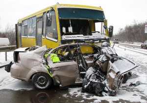В Черновицкой области автомобиль столкнулся с автобусом: погибли трое человек