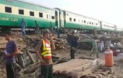 Пасажирський і вантажний потяги зіткнулися в Пакистані: 11 загиблих