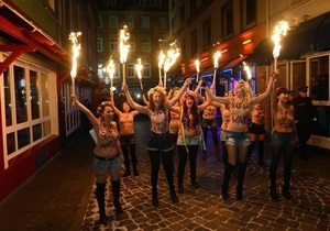 Теперь и в Германии: активистки FEMEN прошлись по кварталу  красных фонарей  в Гамбурге