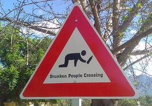 В Румынии появились дорожные знаки, предупреждающие о пьяных пешеходах