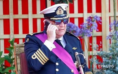 Принц Бельгии на параде  завис  в смартфоне и пропустил гимн