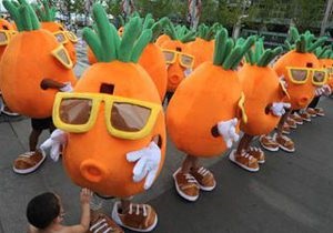 Китаец сделал предложение своей девушке при помощи толпы гигантских танцующих морковок