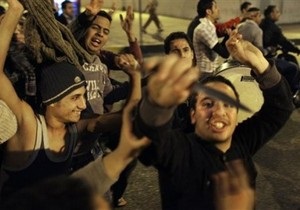 Тысячи сторонников Мубарака направляются в центр Каира