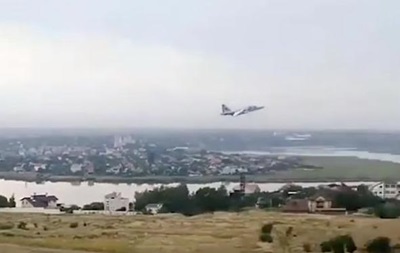 Жителів Миколаєва налякав штурмовик Су-25, що літав над будинками