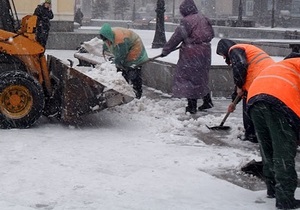 Первый снег. Над уборкой столицы трудились 5 тысяч 465 дворников - снег в Киеве