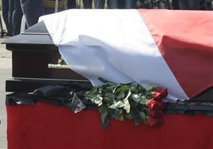 Самолет с телом Леха Качиньского приземлился в Варшаве