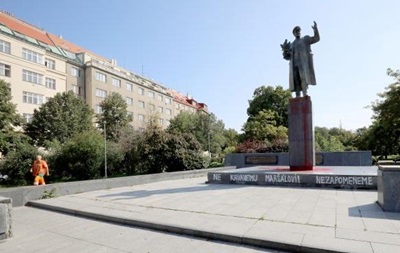 Пам ятник радянському маршалу в Празі облили червоною фарбою
