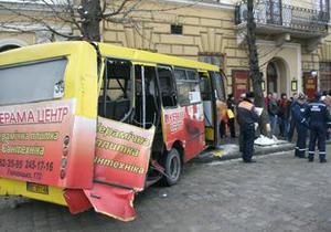 ДТП в центре Львова: трамвай сошел с рельсов и врезался в маршрутку