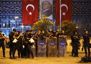 Турция - В Стамбуле на протесты вновь вышли тысячи людей