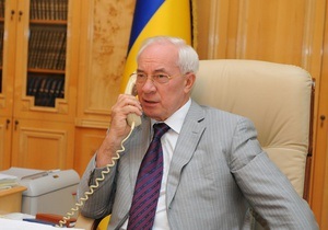 Азаров принял звонок абонента горячей линии и пообещал разобраться с его проблемой