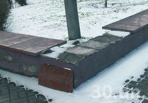 В Енакиево из городского парка украли гранитные плиты
