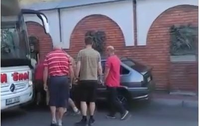 У Мукачеві іноземцям довелося переносити авто  героя парковки 