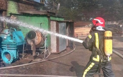 У Києві 40 рятувальників гасили пожежу на складах