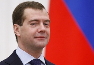 Медведев поздравил Януковича с президентством и пригласил в Россию