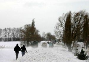 Фотогалерея: Снежный коллапс под Полтавой. Свадьба в сугробах и чай от МЧС