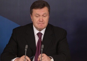 Один дома: Количество зарубежных визитов Януковича сократилось в два с половиной раза