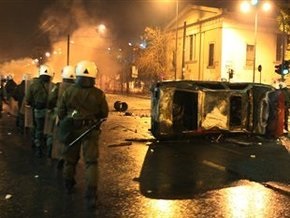 Погром в Афинах: молодежь подожгла 16 банков, 20 магазинов и 12 машин