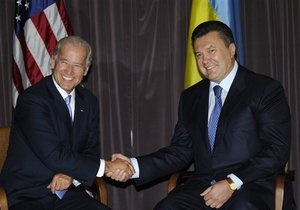 Байден побеседовал с Януковичем: США призвали провести честные выборы