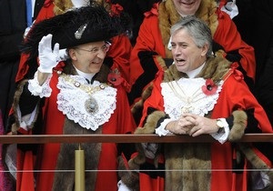 В Британии жители встретили нового лорда-мэра лондонского Сити в костюмах медведя