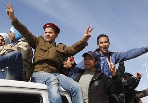 В Ливии повстанцы и силы Каддафи продолжают бои за город Брега