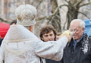 Азаров не нырял в прорубь на Крещение