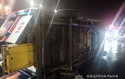 У Харкові автомобіль швидкої допомоги зіткнувся з легковиком
