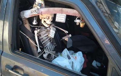 У Києві помітили авто зі скелетом замість пасажира