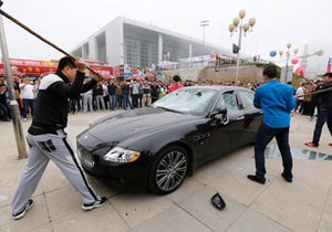 Китаец разгромил свой Maserati в знак протеста против плохого обслуживания