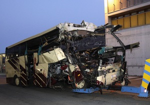 СМИ: Водитель разбившегося в Швейцарии автобуса за миг до аварии отвлекся на DVD