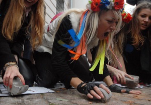 Активистки FEMEN  забросали камнями  здание посольства Ирана в Киеве