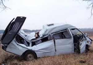 В Полтавской области микроавтобус врезался в дерево: погиб человек