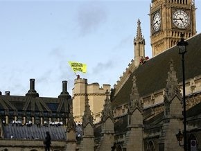 Британская полиция арестовала 20 экологов, устроивших акцию протеста на крыше парламента