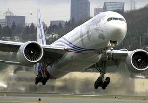 В аэропорту Каира самолет со 195 пассажирами врезался в столб